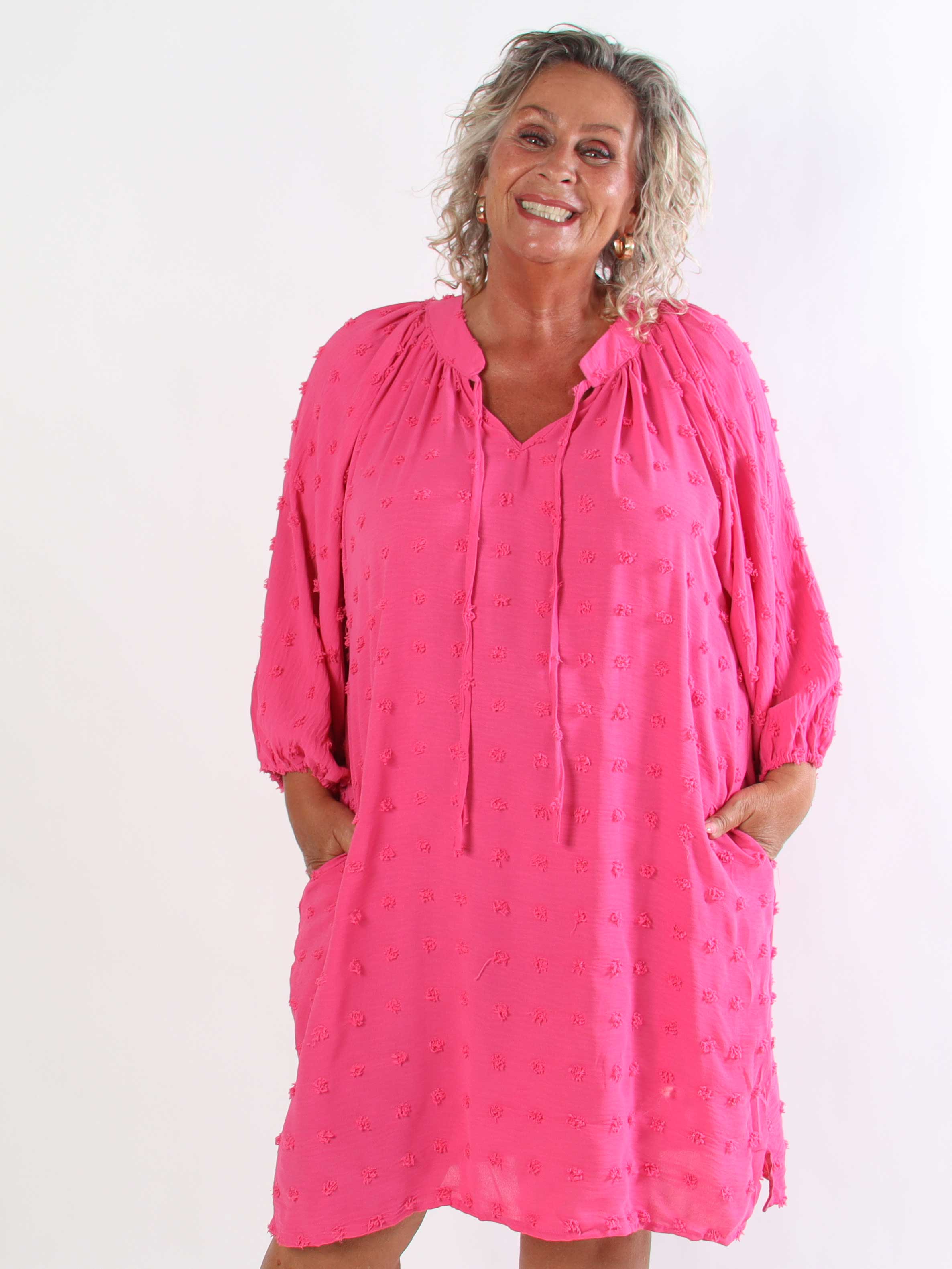 Amidala Romantic - Plus size klänning i viskos med vackra ballongärmar och prickiga detaljer